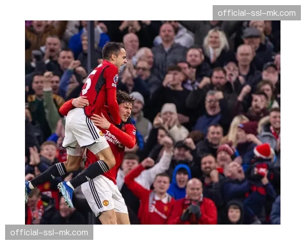 终场哨响,率领卢顿战平强敌的主帅爱德华兹振臂怒吼 终场哨响,率领卢顿战平强敌的主帅爱德华兹振臂怒吼