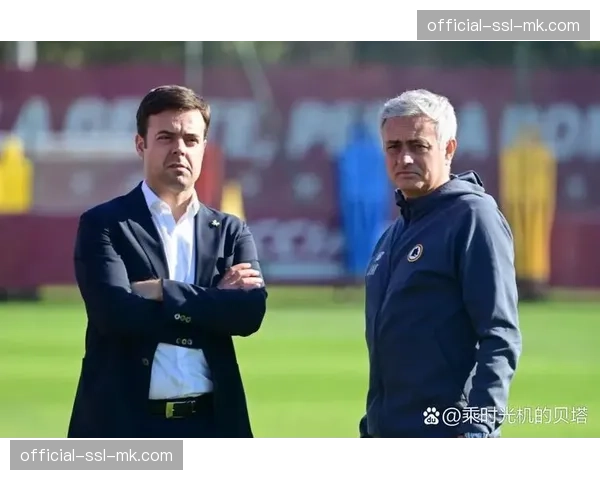 更衣室的战术板：镜头记录下穆里尼奥在罗马中场休息时，用马克笔重重圈出的对方两个肋部空当。