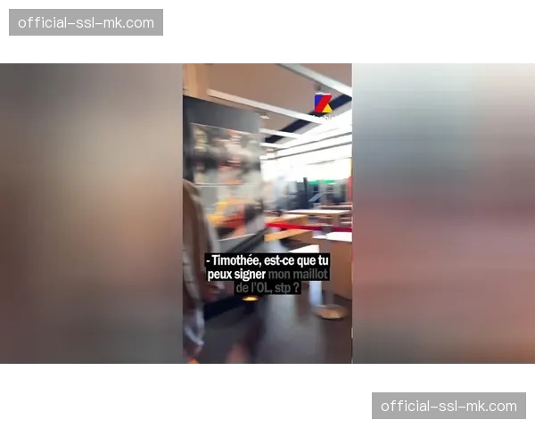 里昂主场对阵马赛，中场休息时进行了无人机灯光表演，图案由球迷线上投票决定